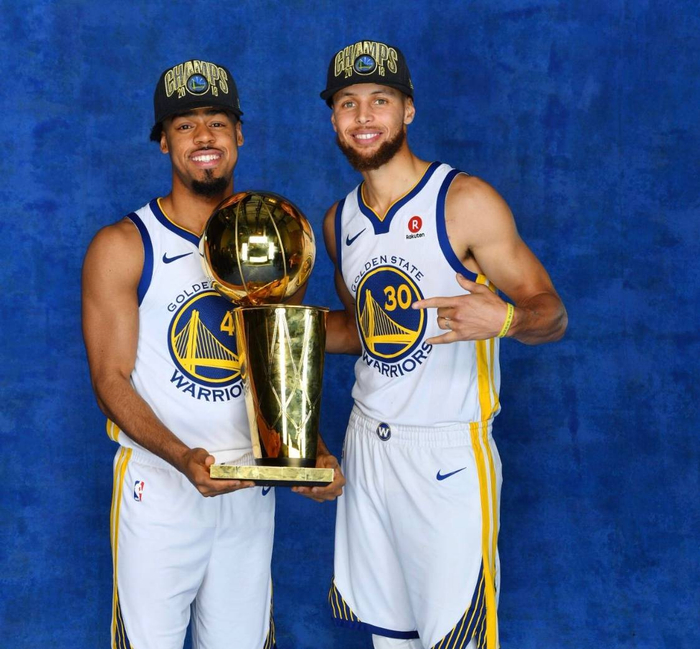 杨瀚森首发出战7分54秒，得到1篮板1失误4犯规。（杨瀚森首发仅出战7分54秒，数据为1篮板、1失误、4次犯规）