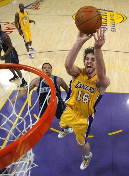 顶着防守也能进，这是神？（硬抗防守依然命中，他是神吗？）