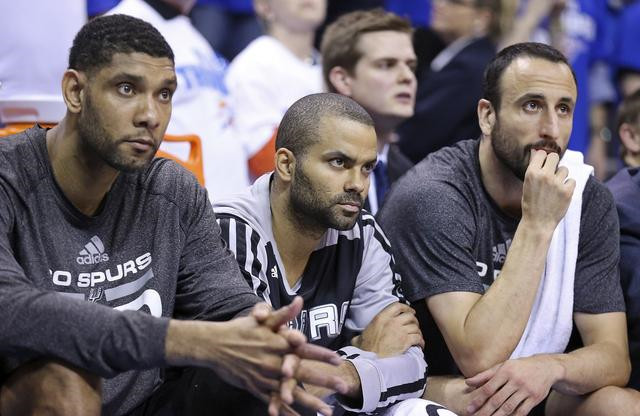 男子下棋时吸烟不慎引燃衣物（男子对弈抽烟失手点燃衣服）